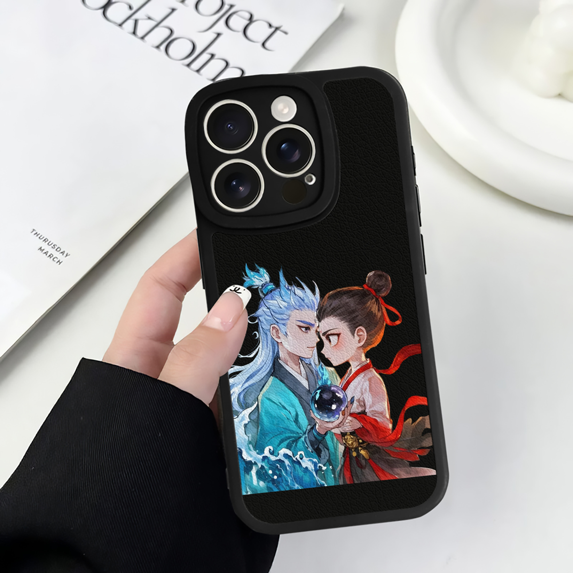 （画像用） Ne Zha 2 ナタ 魔童の大暴れ 【iPhone 16シリーズ対応】シリコンスマホケース（レザー調） 材質：シリコン